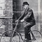 John Starley sur un bicycle de sécurité