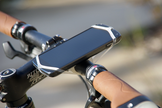 Test – Support téléphone universel Rouclo en silicone élastique, simplicité  et polyvalence - Transition Vélo
