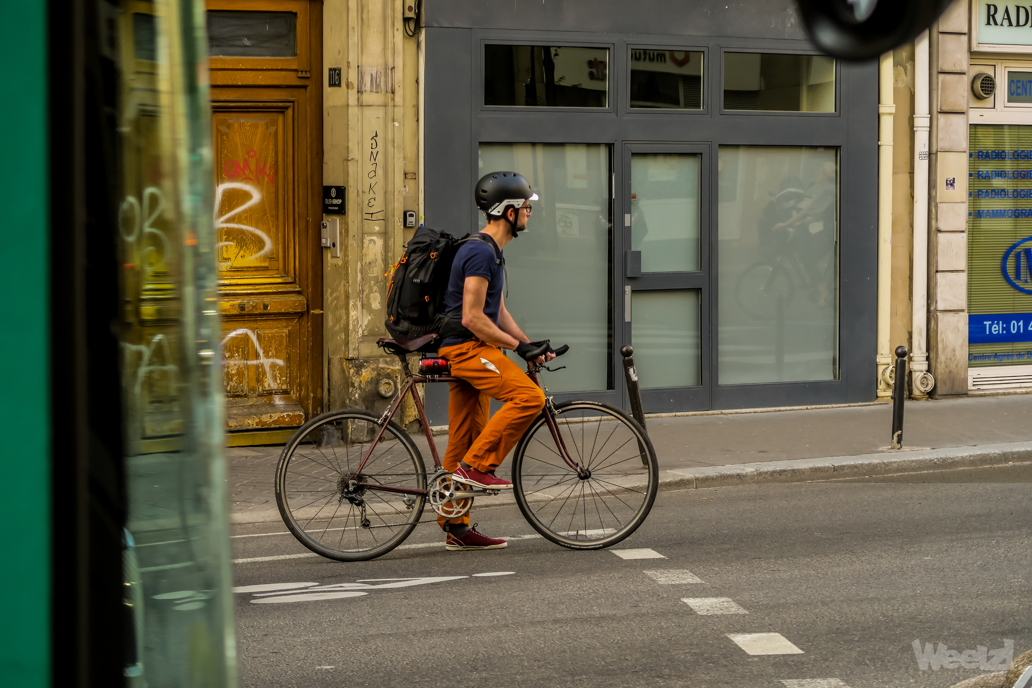 À vélo avec le gilet jaune et le casque