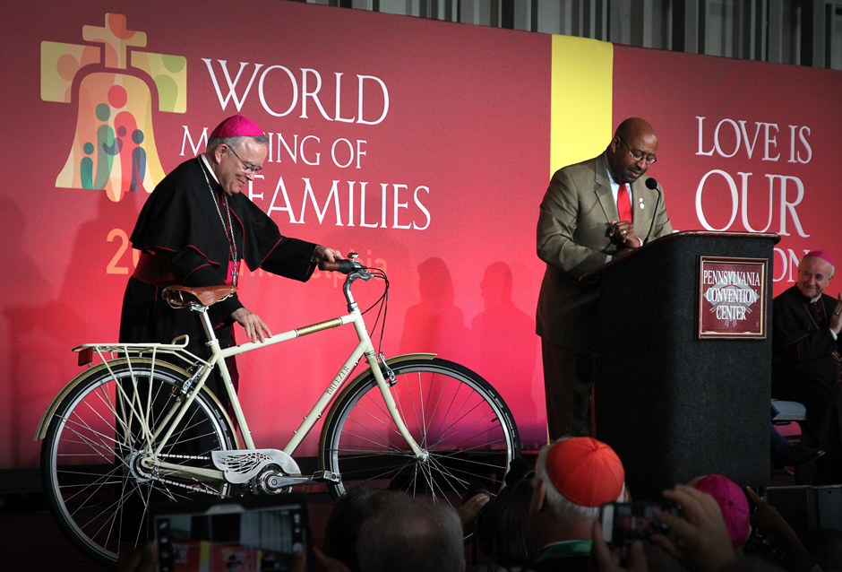 Le Pape François reçoit un vélo en cadeau