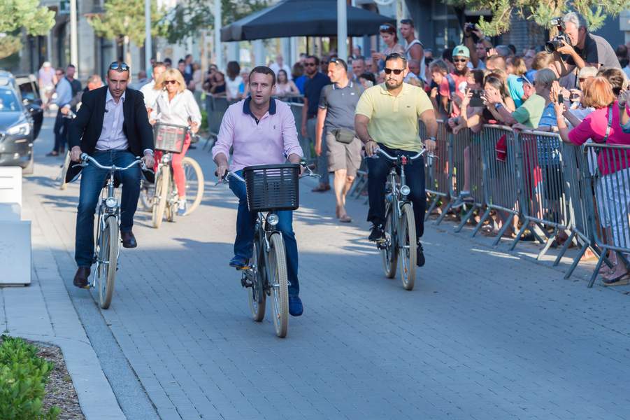 Emmanuel Macron Et Brigitte Macron A Bicyclette