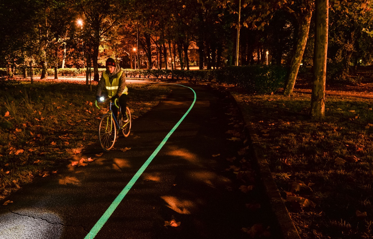 Une piste cyclable luminescente près de Bordeaux