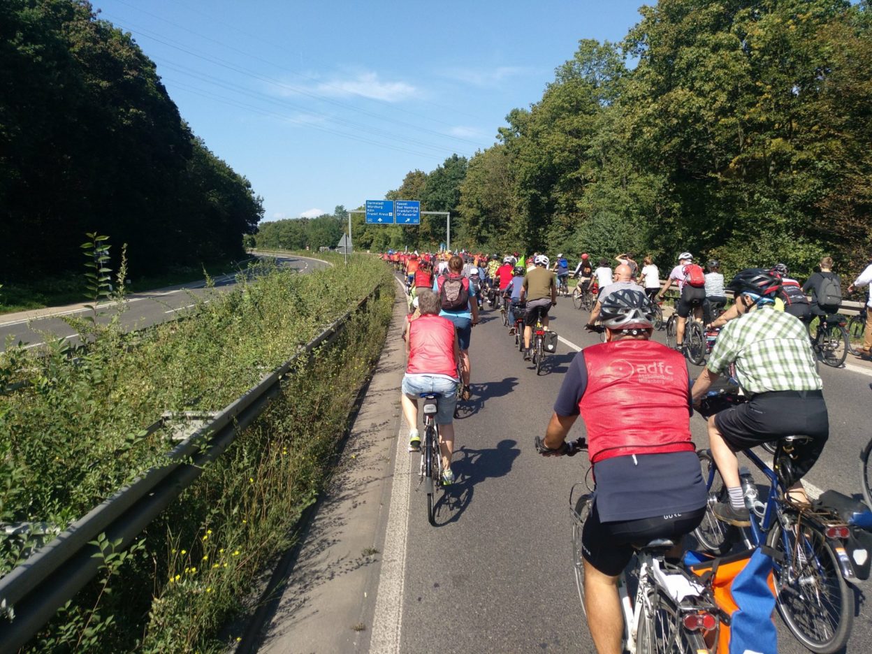 Manifestation à vélo en Allemagne contre le marché automobile