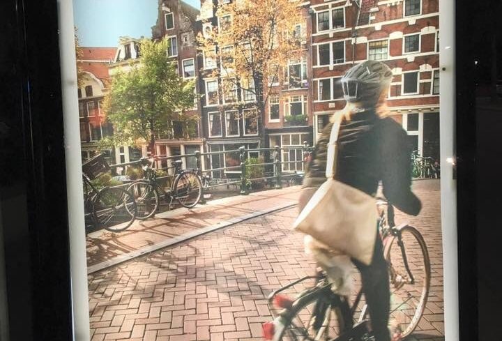 Quand une pub australienne photoshoppe un casque sur une cycliste à Amsterdam